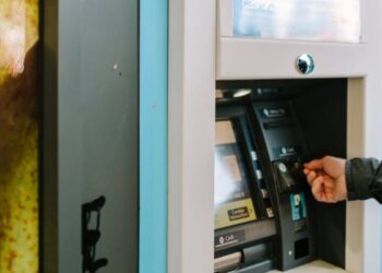 Cliente com doença neurológica será indenizado por banco que executou desconto ilegal