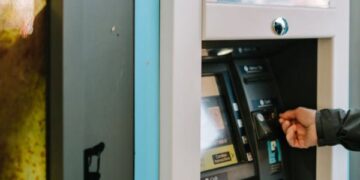 Cliente com doença neurológica será indenizado por banco que executou desconto ilegal