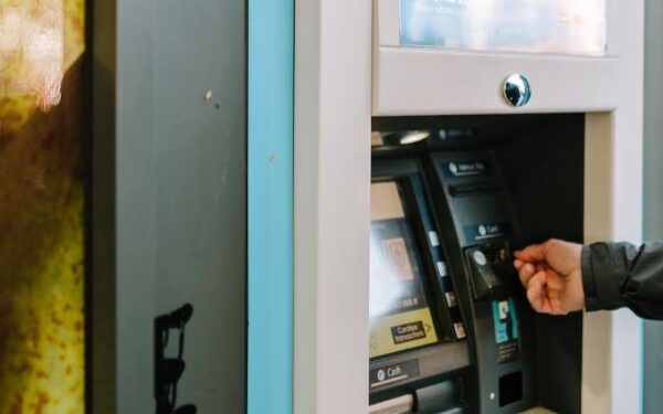 Cliente com doença neurológica será indenizado por banco que executou desconto ilegal