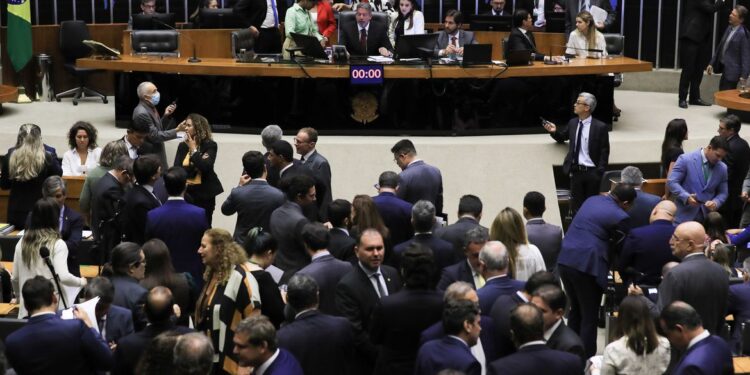 Câmara aprova arcabouço fiscal sem Fundeb e Fundo do DF