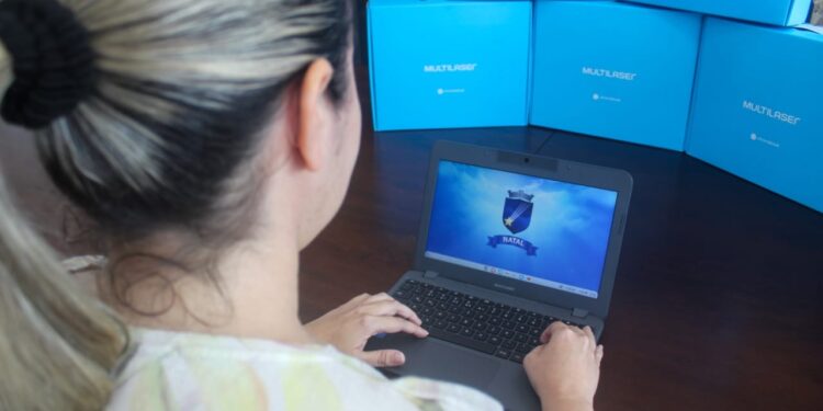 Prefeitura do Natal investe quase R$ 600 mil em chromebooks para professores do Ensino Fundamental
