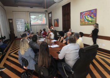 Prefeito Álvaro Dias ouve empresários sobre sugestões para obra em Ponta Negra