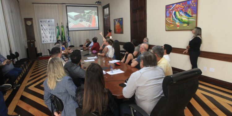 Prefeito Álvaro Dias ouve empresários sobre sugestões para obra em Ponta Negra