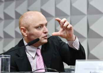 Hacker diz que Bolsonaro lhe propôs indulto para assumir grampo de Moraes e invadir urnas