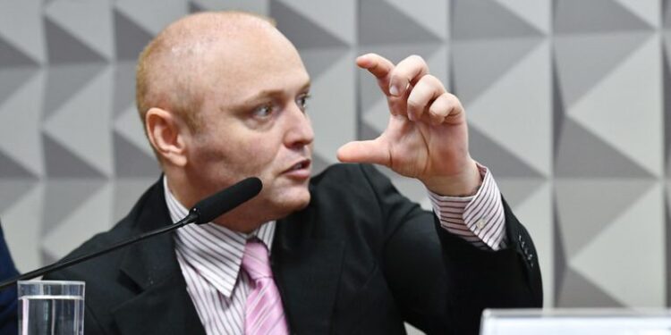 Hacker diz que Bolsonaro lhe propôs indulto para assumir grampo de Moraes e invadir urnas