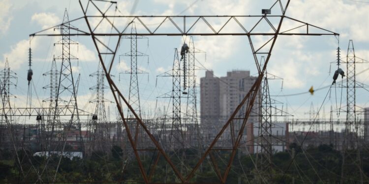 ONS reduz carga de linhas e adia manutenção em sistema elétrico