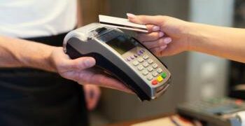 Funcionária é condenada a devolver gastos com cartão de patrão idoso