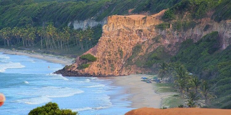 MPF pede a condenação de responsáveis por pousada instalada irregularmente nas falésias da praia de Pipa (RN)