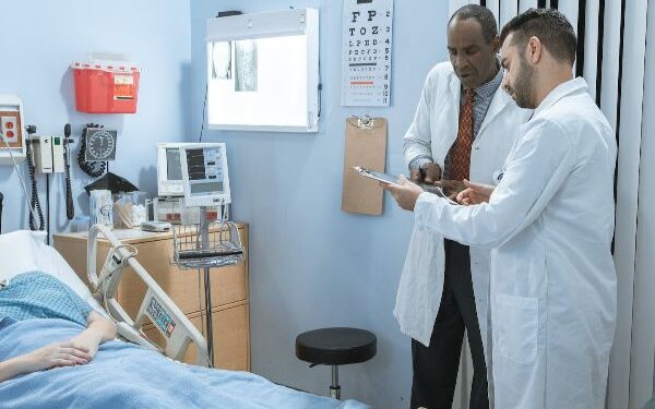 Idosa com choque séptico garante na justiça custeio de internação