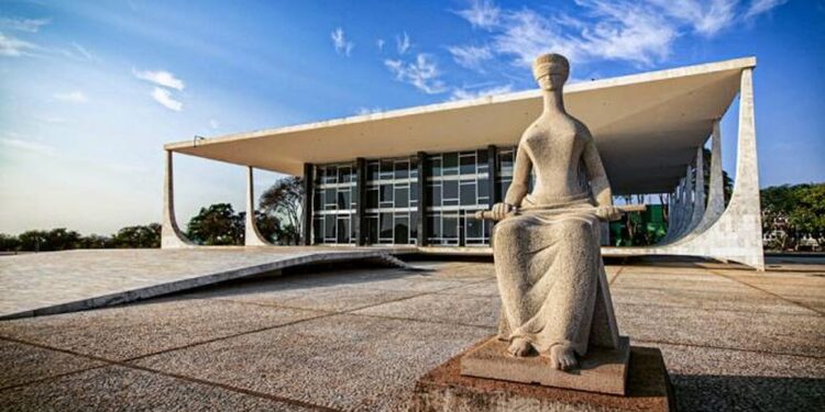 Valores indevidos reconhecidos judicialmente devem ser restituídos por meio de precatórios