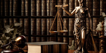 Decisão que exclui partes sem encerrar ação monitória deve ser combatida por agravo de instrumento