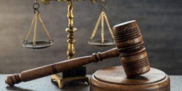 Trabalhador de atestado que postou foto de hotel no celular da empresa tem justa causa