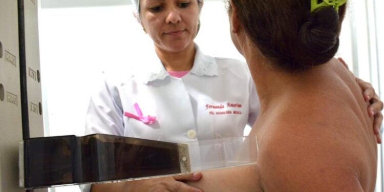 Caminhão da Mamografia chega a Cajupiranga, em Parnamirim