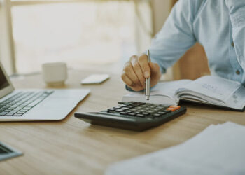 Prática de juros composto gera condenação em contrato de empréstimo