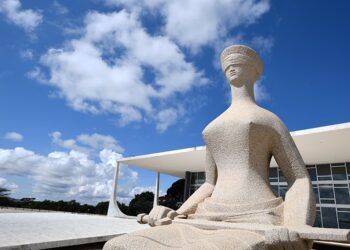 Deputados protocolam PEC que permite derrubada de decisões do STF