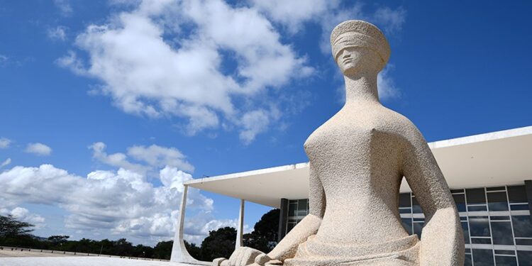 Deputados protocolam PEC que permite derrubada de decisões do STF