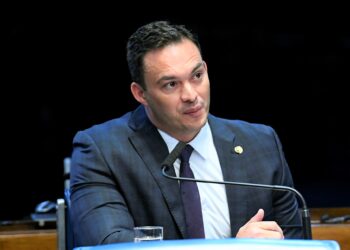 Após perder disputa pelo PP, Styvenson decide permanecer no Podemos