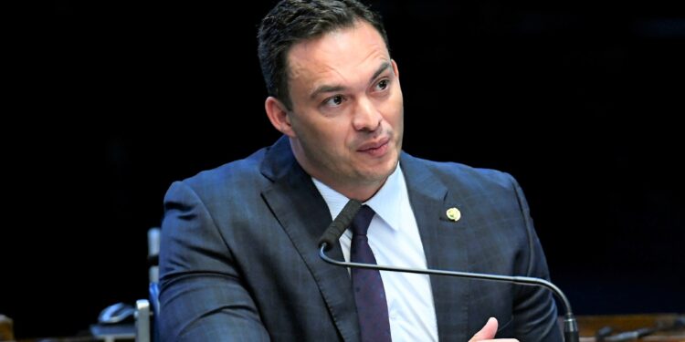 Após perder disputa pelo PP, Styvenson decide permanecer no Podemos