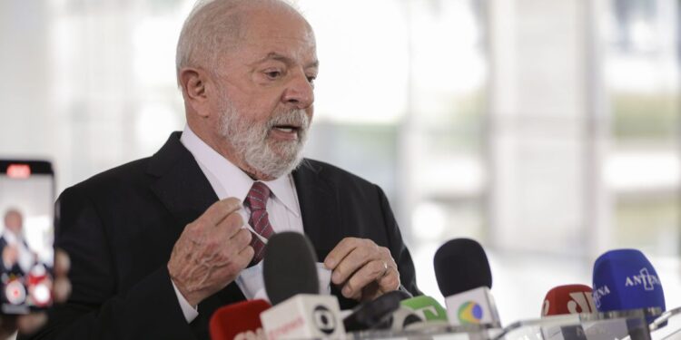 Lula deixa hospital em Brasília após cirurgia