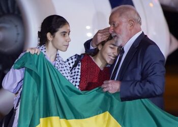 Clima de emoção marcou chegada de brasileiros da Faixa de Gaza