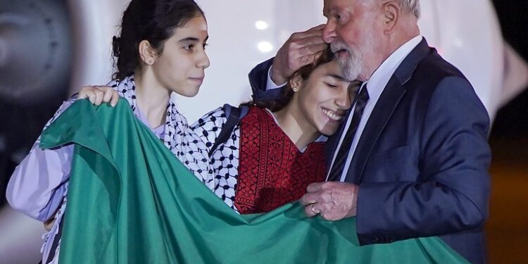 Clima de emoção marcou chegada de brasileiros da Faixa de Gaza