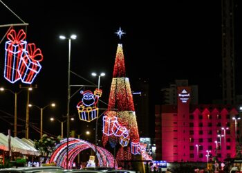 Árvore em Ponta Negra é acesa e dá início à edição de 2023 do Natal em Natal