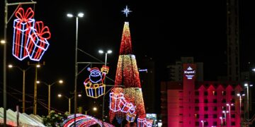 Árvore em Ponta Negra é acesa e dá início à edição de 2023 do Natal em Natal