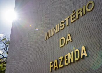 Fazenda reduz previsão oficial de crescimento do PIB para 3%
