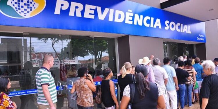Sancionada lei para reduzir filas do INSS