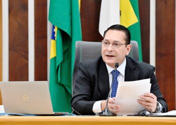 Ezequiel aciona jurídico da AL e adia votação de recurso governista sobre ICMS