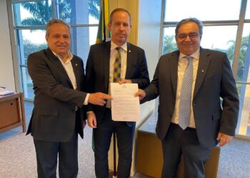 Álvaro Dias leva projetos de Natal a Ministérios da Justiça e do Esporte