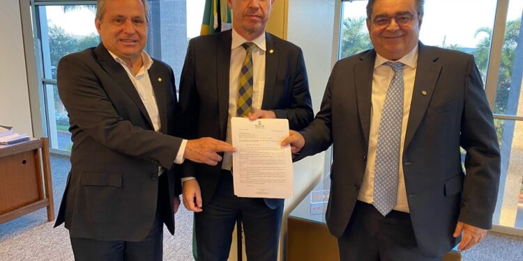 Álvaro Dias leva projetos de Natal a Ministérios da Justiça e do Esporte