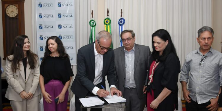 Prefeitura do Natal e UFRN assinam convênio para combate ao analfabetismo