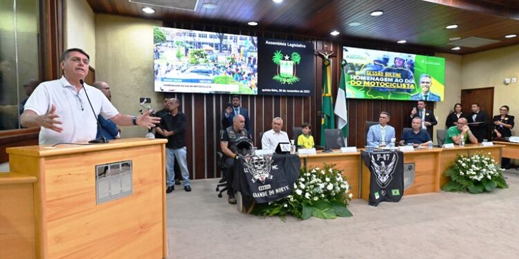 Bolsonaro traz “pacote completo” de caras e bocas em passagem por Natal