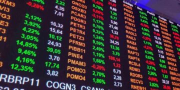 Ibovespa fecha acima de 132 mil pontos pela primeira vez