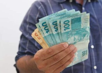 Decreto que reajusta salário mínimo para R$ 1.412 é assinado pelo presidente Lula