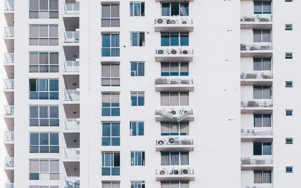 Clientes serão indenizadas por demora em entrega de imóveis no Litoral Sul