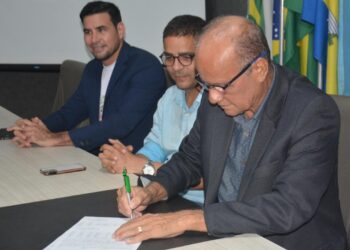 Taveira assina ordem de serviço de projeto para castração de animais em Parnamirim