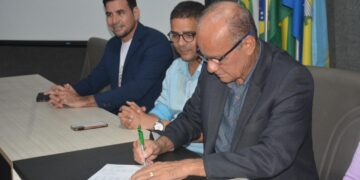 Taveira assina ordem de serviço de projeto para castração de animais em Parnamirim