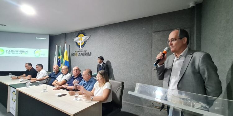 Taveira assina contrato para informatização da saúde municipal em Parnamirim