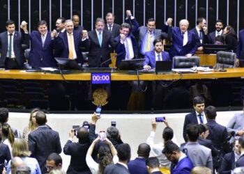 Câmara conclui votação da reforma tributária; texto será promulgado na quarta-feira