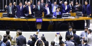 Câmara conclui votação da reforma tributária; texto será promulgado na quarta-feira