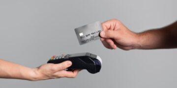 Sem acordo com bancos, CMN limita juros do rotativo a 100% da dívida