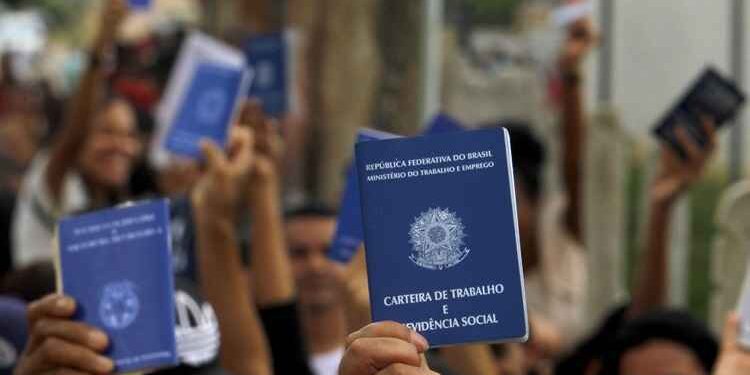 Taxa de desocupação cai para 7,5% no trimestre encerrado em novembro