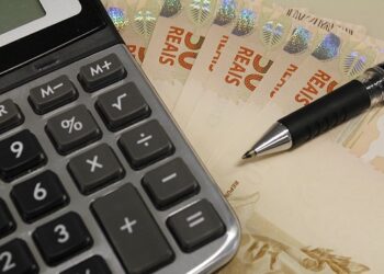 Descontos indevidos em tarifa bancária gera indenização a consumidor