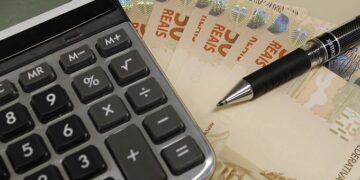 Descontos indevidos em tarifa bancária gera indenização a consumidor