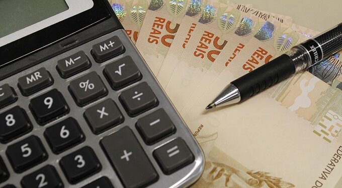 Descontos indevidos em tarifa bancária gera indenização a consumidor