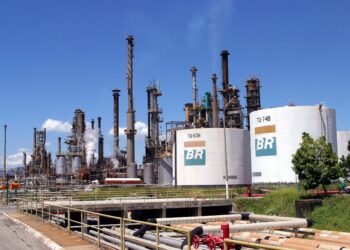 Governo Bolsonaro vendeu refinaria da Petrobras abaixo do preço, diz CGU