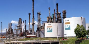 Governo Bolsonaro vendeu refinaria da Petrobras abaixo do preço, diz CGU