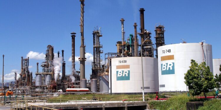 Governo Bolsonaro vendeu refinaria da Petrobras abaixo do preço, diz CGU
